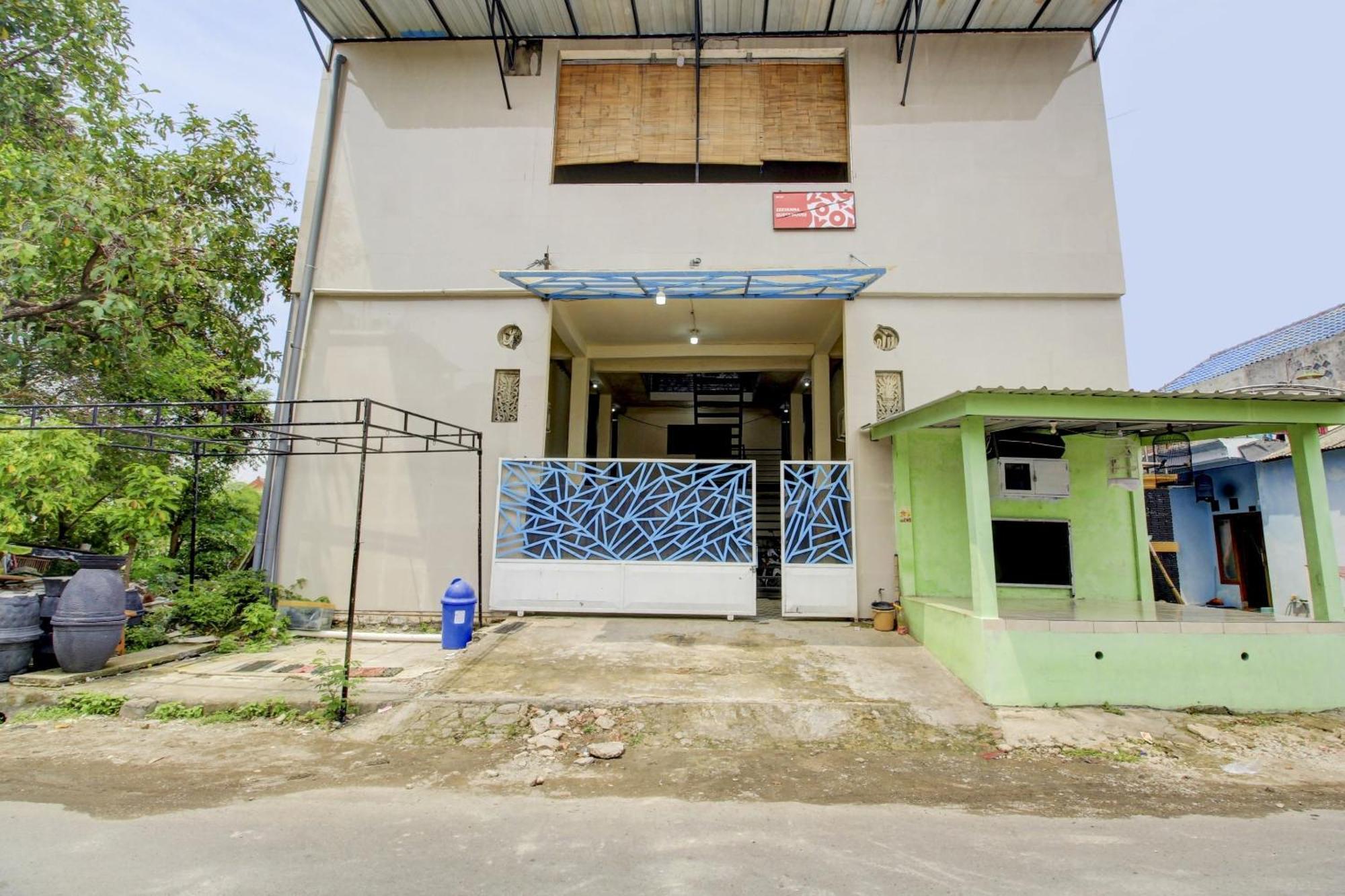 Oyo 90725 Zeevanna Guest House Syariah เกอดีรี ภายนอก รูปภาพ